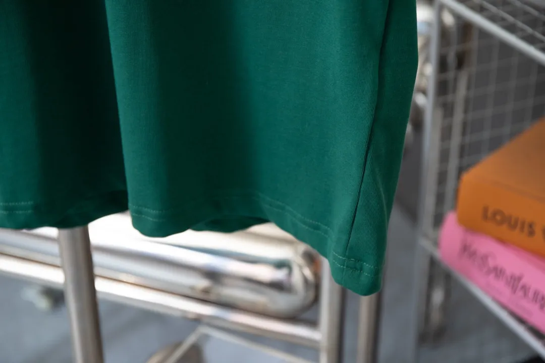 🅿️180 High-quality Lv 2025 early spring new model, MONOGRAM presbyopic gradient short-sleeved T-shirt, using digital printing technology to render pixel light and shadow for the Monogram gradient pattern, and its silk-screen texture and knitting effect complement each other. Synchronized with the official website, pure cotton fabrics at the counter! Comfortable against the skin, durable and easy to wear, meticulous original craftsmanship, custom-made 260g vat-dyed fabric, very comfortable to the touch, latest brick cabinet synchronization, OS off-shoulder version, fashionable and individual, super versatile and good-looking, very suitable for both men and women, must-have style, hang tag, collar label, washed wheat, complete with three labels S M L XL